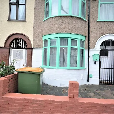 4 Bedroom House In East London Exterior photo