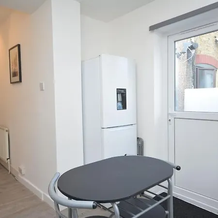 4 Bedroom House In East London Exterior photo