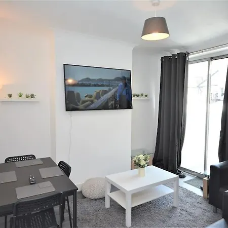 4 Bedroom House In East London Exterior photo