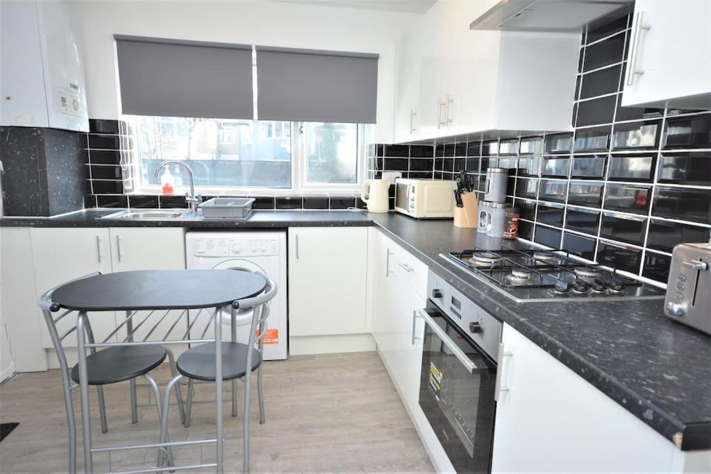 4 Bedroom House In East * Londra
