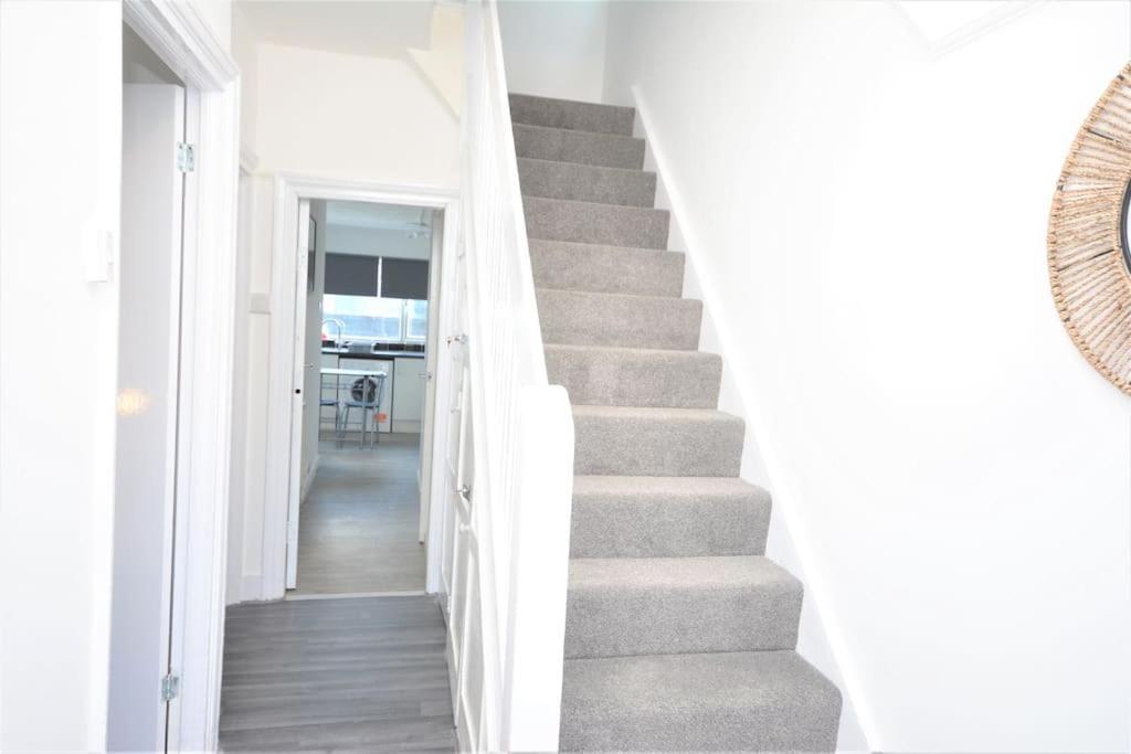 4 Bedroom House In East * Londra